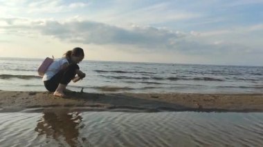 Deniz kıyısında oynayan liseli kız.. 