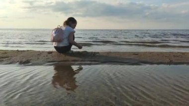 Deniz kıyısında oynayan liseli kız.. 