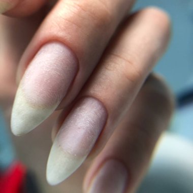 Manikürsüz kadın tırnakları. Tırnaklarında manikür olmayan kadın eli.