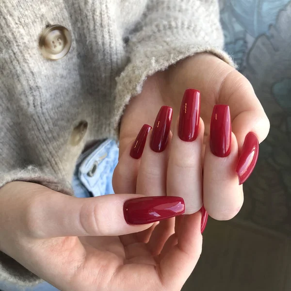 Manikur Merah Tangan Seorang Wanita Dengan Manikur Merah Pada Nails — Stok Foto