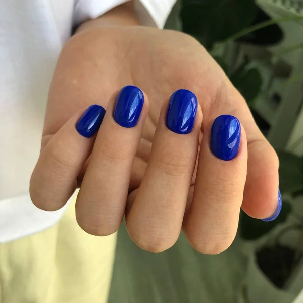 파란색 매니큐어요 파란색 매니큐어를 여성의 손이죠 매니큐어 미용실 컨셉트요 텍스트나 — 스톡 사진