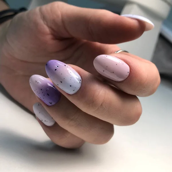 Veelkleurige Manicure Van Dichtbij Jonge Vrouw Handen Met Pastel Manicure — Stockfoto