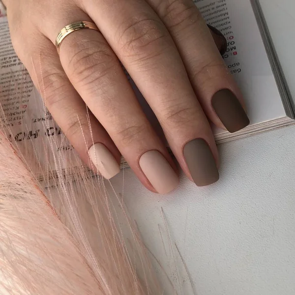 Veelkleurige Matte Manicure Van Dichtbij Jonge Vrouw Handen Met Pastel — Stockfoto