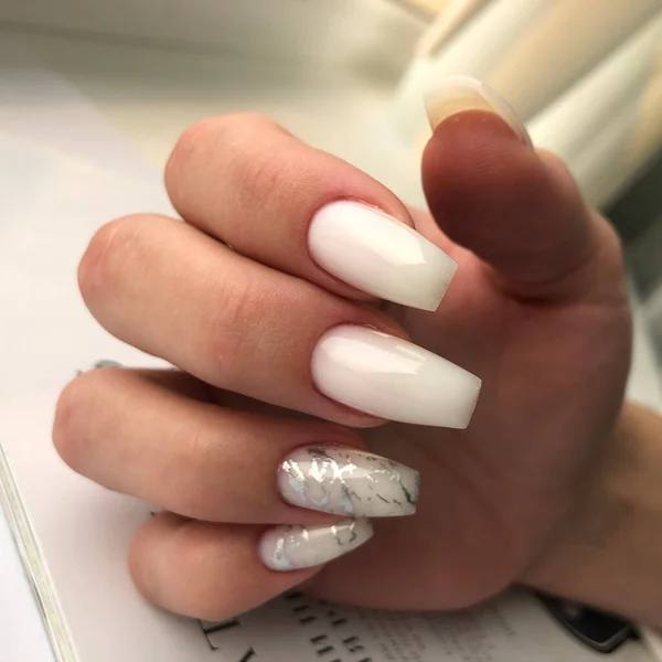 Manicura Branca Mãos Uma Mulher Com Manicure Branco Pregos Conceito — Fotografia de Stock