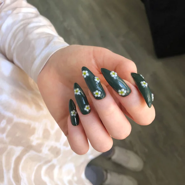 Groene Manicure Handen Van Een Vrouw Met Groene Manicure Nagels — Stockfoto