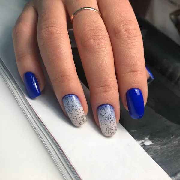 Niebieski Manicure Ręce Kobiety Niebieskim Manicure Paznokciach Manicure Salon Kosmetyczny — Zdjęcie stockowe
