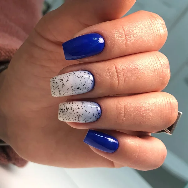 Niebieski Manicure Ręce Kobiety Niebieskim Manicure Paznokciach Manicure Salon Kosmetyczny — Zdjęcie stockowe