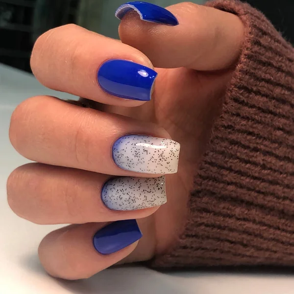 Manicure Blu Mani Una Donna Con Manicure Blu Sulle Unghie — Foto Stock