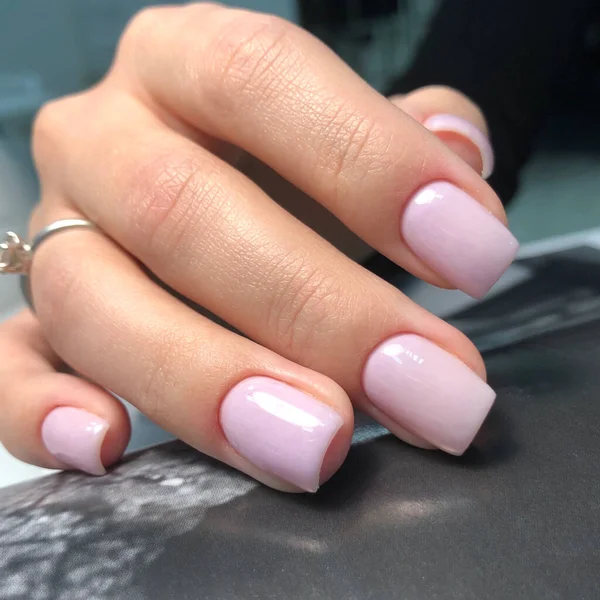 Mãos Uma Mulher Com Manicure Rosa Pregos Conceito Salão Beleza — Fotografia de Stock