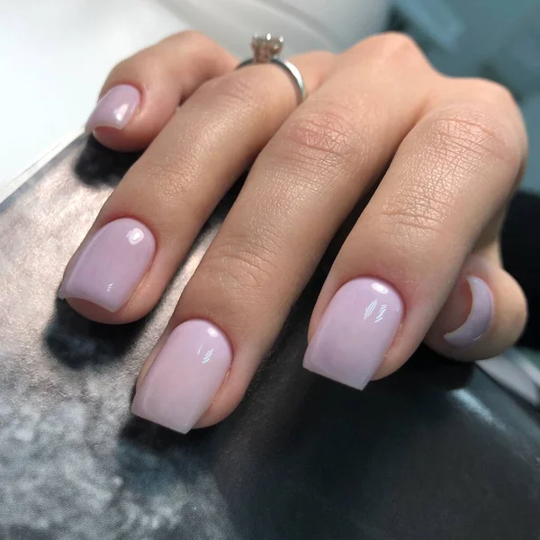 Handen Van Een Vrouw Met Roze Manicure Nagels Manicure Schoonheidssalon — Stockfoto