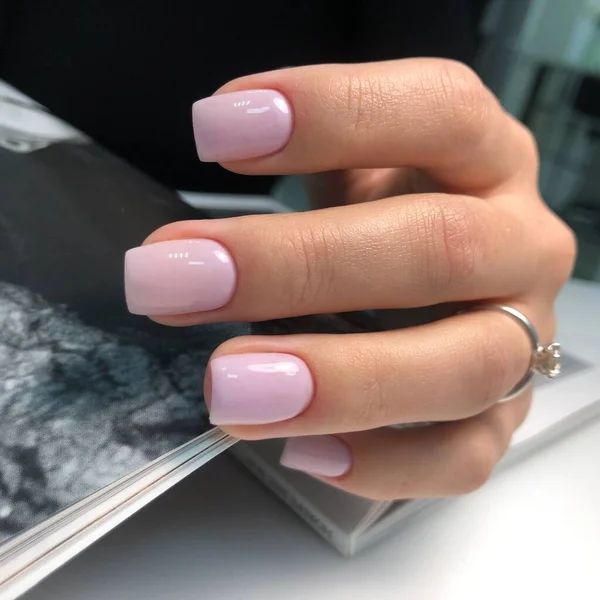 Las Manos Una Mujer Con Manicura Rosa Las Claves Manicura —  Fotos de Stock