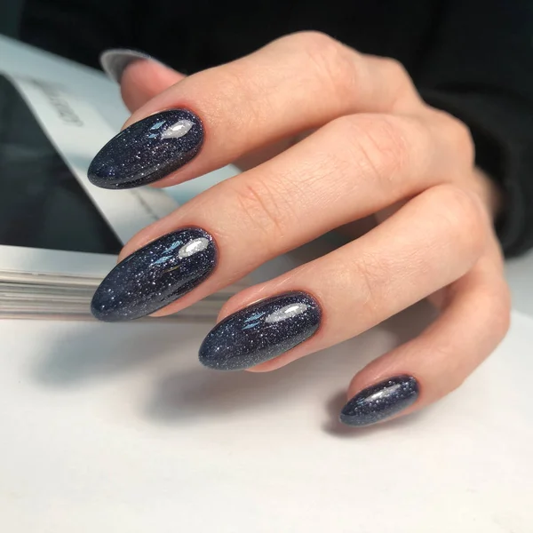 Blauwe Manicure Handen Van Een Vrouw Met Blauwe Manicure Nagels — Stockfoto