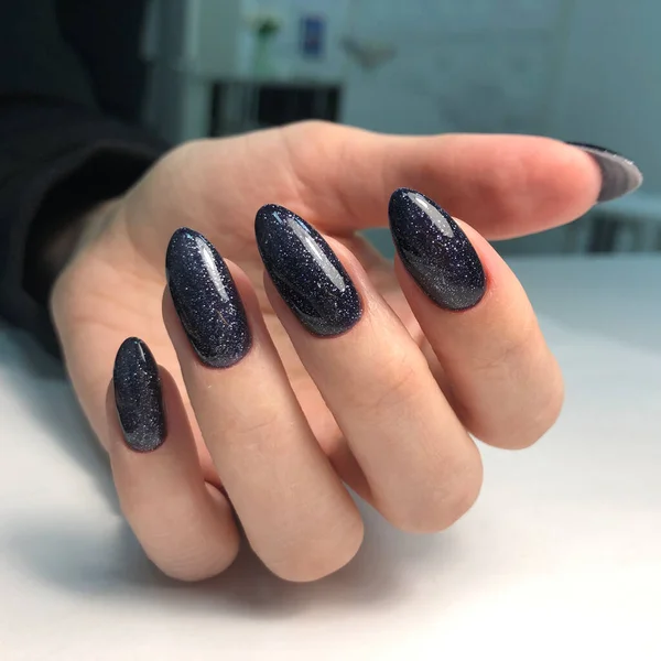 Manicura Azul Las Manos Una Mujer Con Manicura Azul Las — Foto de Stock