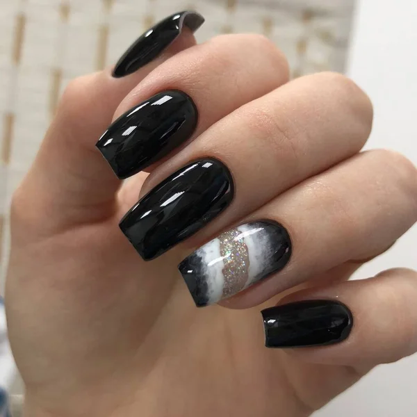 Manicura Negra Las Manos Una Mujer Con Manicura Negro Las —  Fotos de Stock