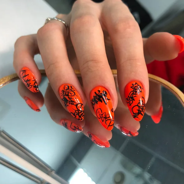 Handen Van Een Vrouw Met Oranje Manicure Design Nagels Manicure Stockafbeelding