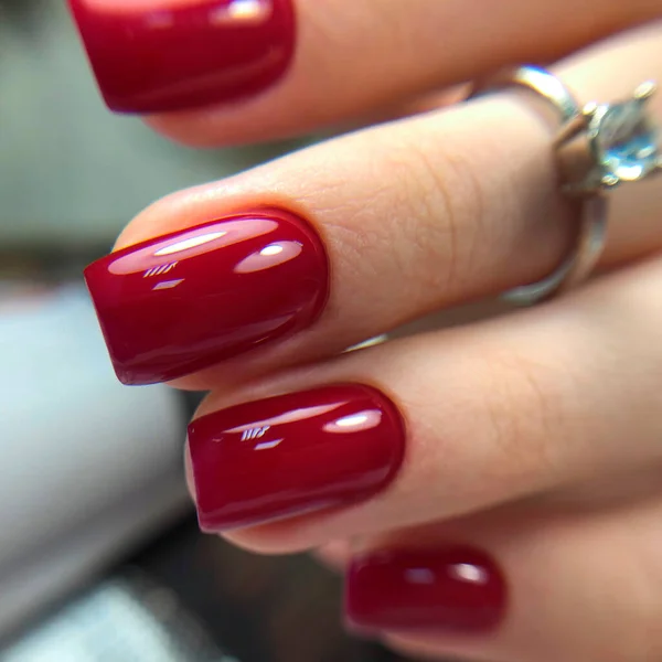 Czerwony Manicure Ręce Kobiety Czerwonym Manicure Paznokciach Manicure Salon Kosmetyczny — Zdjęcie stockowe