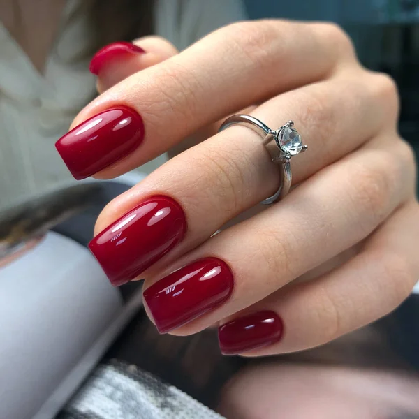 Manicura Vermelha Mãos Uma Mulher Com Manicure Vermelho Pregos Conceito — Fotografia de Stock