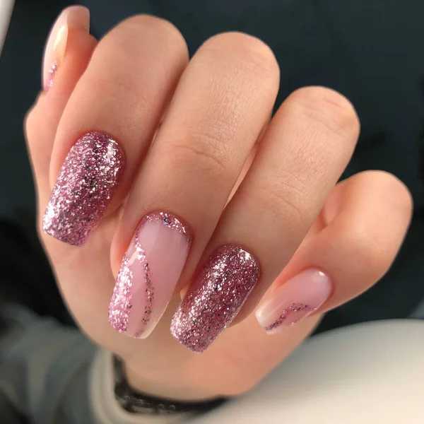 Handen Van Een Vrouw Met Roze Manicure Nagels Met Design — Stockfoto