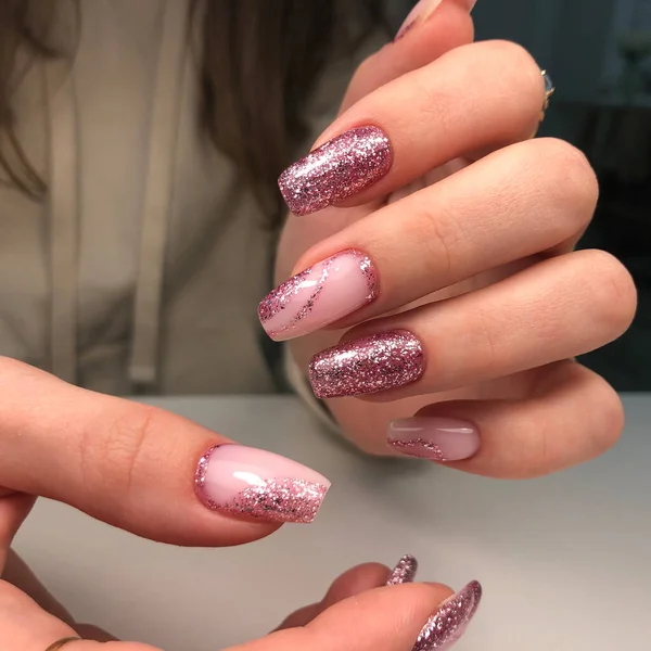 Handen Van Een Vrouw Met Roze Manicure Nagels Met Design — Stockfoto