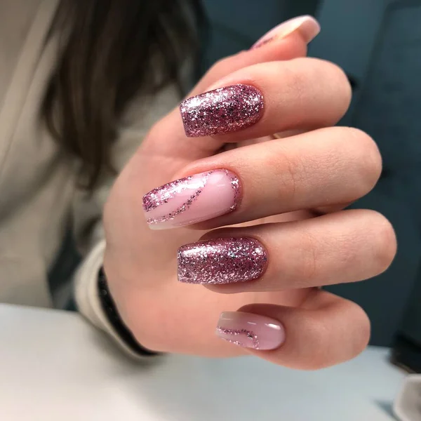 Руки Женщины Розовым Маникюром Ногтях Design Manicure Концепция Салона Красоты — стоковое фото