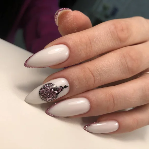 Mano Una Giovane Donna Con Una Manicure Bianca Design Nuovo — Foto Stock