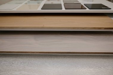 Arka planı yumuşatın. Döşeme ve iç dizayn için ahşap desenli laminat veya parke örnekleri. Ahşap zemin üretimi
