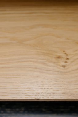 Arka planı yumuşatın. Döşeme ve iç dizayn için ahşap desenli laminat veya parke örnekleri. Ahşap zemin üretimi