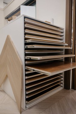 Arka planı yumuşatın. Döşeme ve iç dizayn için ahşap desenli laminat veya parke örnekleri. Ahşap zemin üretimi