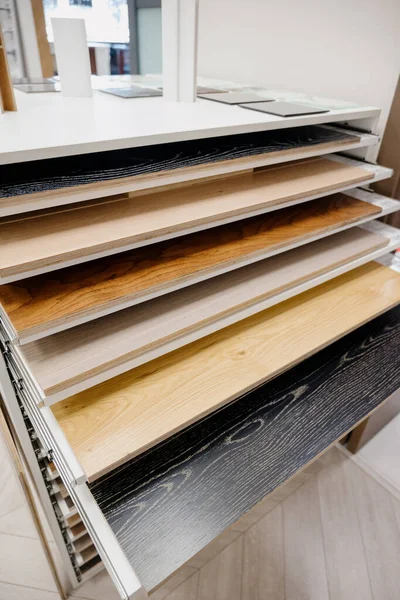 Arka planı yumuşatın. Döşeme ve iç dizayn için ahşap desenli laminat veya parke örnekleri. Ahşap zemin üretimi