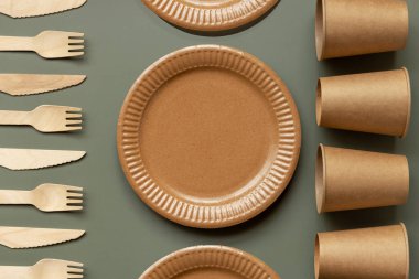 Eko el işi kağıt sofra takımı ile yaratıcı kompozisyon. Sıfır atık, çevre dostu, fotokopi alanı olan plastikten arkaplan. Sürdürülebilir yaşam tarzı. 