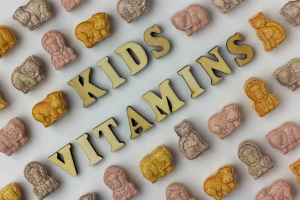 Разноцветные Детские Витамины Виде Животных Белом Фоне Фраза Детские Витамины — стоковое фото