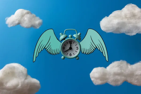 青い背景に青い目覚まし時計と白い雲が飛んでいます 時間は尽きてる 空中浮遊 8時間 スペースのコピー — ストック写真