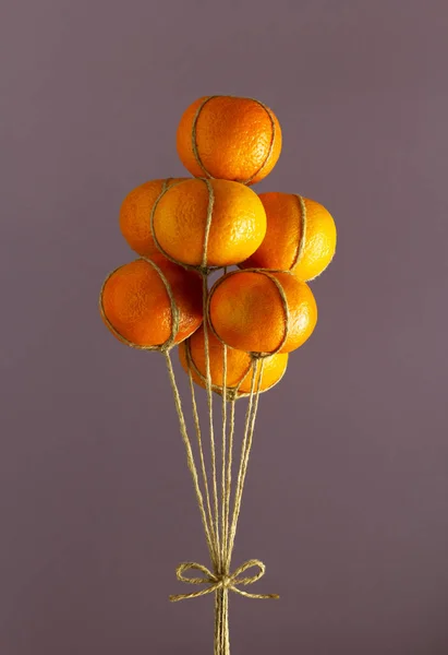 Bir grup mandalina balon gibi uçuyor. Soyut yaratıcı kompozisyon. Doğa geçmişi. Yatay görünüm, alanı kopyala.