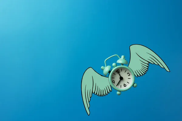 Reloj Despertador Azul Volador Sobre Fondo Azul Tiempo Acaba Levitación —  Fotos de Stock