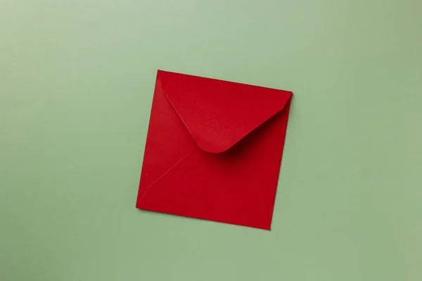 Red Paper Envelope Green Background Flat Lay Top View Letter — Foto Stock