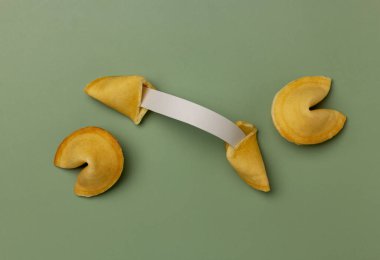 Geleneksel Çin yeni yıl kurabiyeleri yeşil arka planda ve beyaz kağıtta yazılı. Tatil kavramları. 