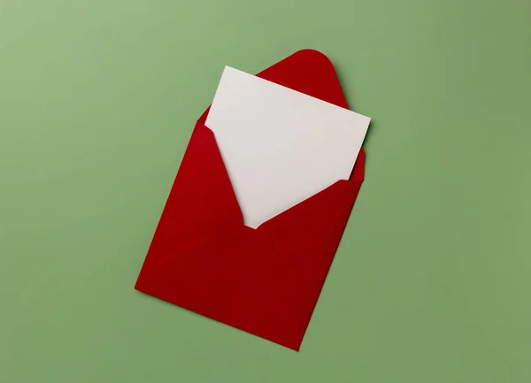 Červená Papírová Obálka Bílou Bankovkou Uvnitř Zeleném Pozadí Gratuluji Svátky — Stock fotografie