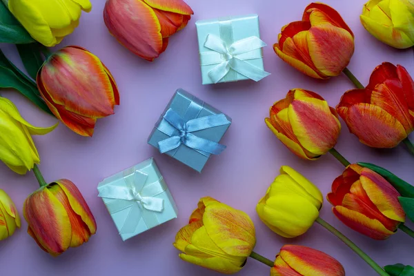 Trendy Compositie Met Een Boeket Tulpen Geschenkdozen Een Roze Achtergrond — Stockfoto