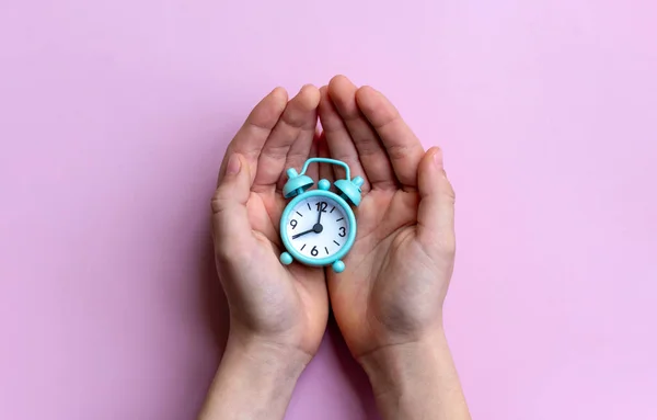 Mani Che Tengono Sveglia Ora Svegliarsi Orario Lavoro Ufficio Calendario — Foto Stock