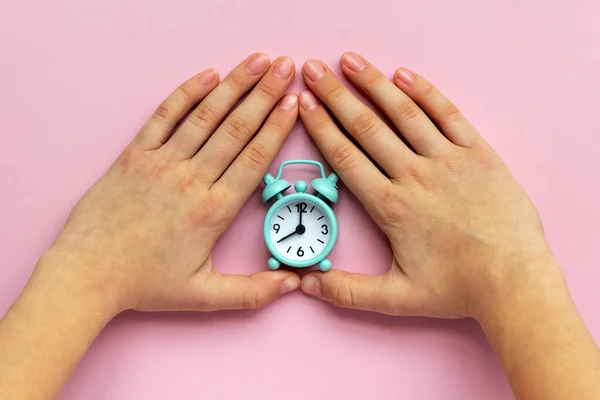 隔離されたピンクの背景の上にレトロな時計を保持手 ハート型 異なる場合のための時間の概念 トップビュー フラットレイアウト コピースペース — ストック写真