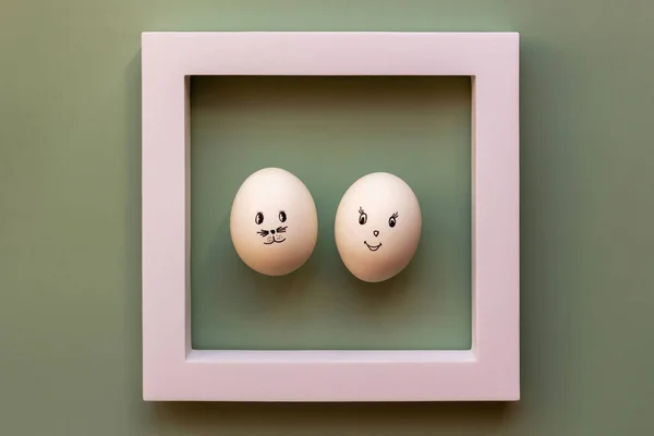 Kreatywny Układ Jajkami Uśmiechniętych Twarzach Kwadratowej Ramce Wesołych Świąt Płaskie — Zdjęcie stockowe