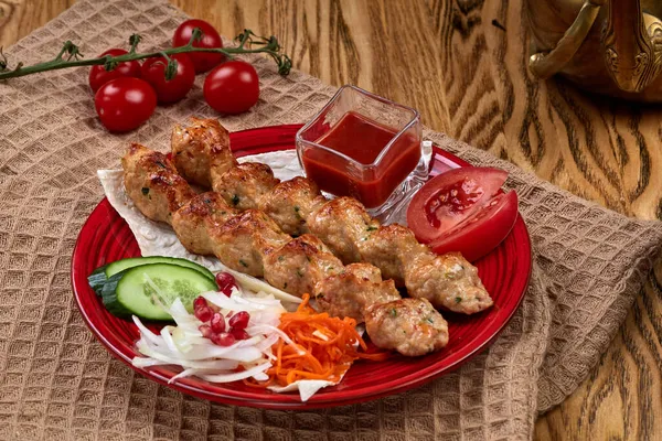 Grilled lula kebab with salad on wood table — Stock Photo, Image