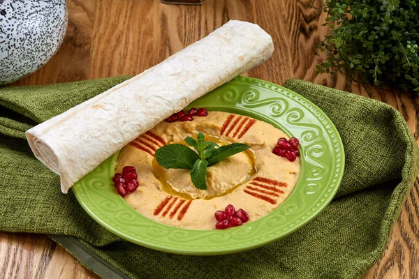 Tahini 'li nohut humusu. Sağlıklı vejetaryen aperatifi. Orta Doğu mutfağı