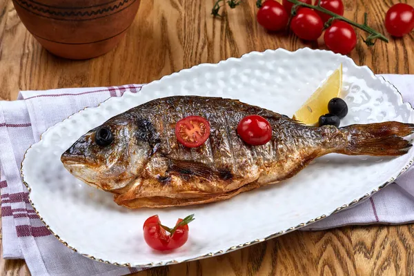 Kömürde kızartılmış dorado balığı.