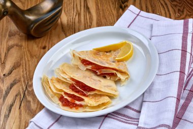 Kırmızı havyarlı krep ya da blini. Rus mutfağı. Maslenitsa