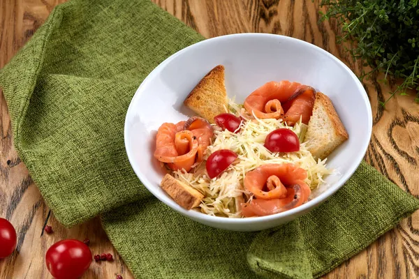 Somon balıklı sezar salatası