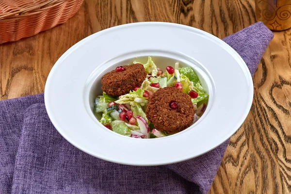 Falafel ve sebze salatası. Lezzetli vejetaryen yemek konsepti