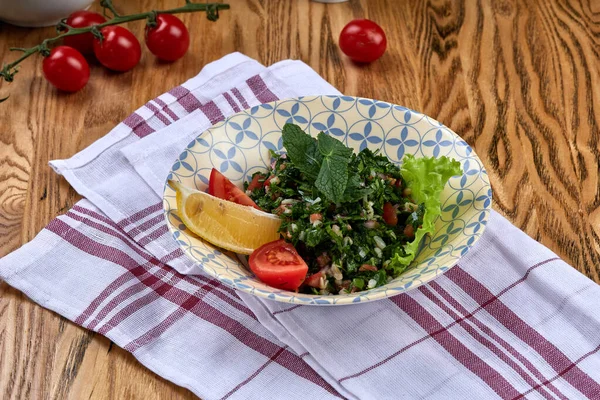 Tabbouleh Salatası eski ahşap masada. Tabuli