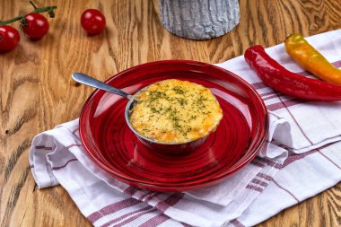 Julienne güveci tavuk, mantar, peynir, krema