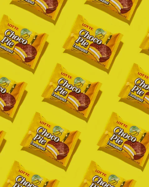 Yekaterinburg, Rusya - 31 Mayıs 2020: Sarı zemin üzerinde Lotte Choco Pie muz paketleri. Desen